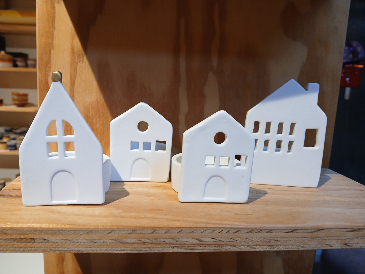 R‚Ä∞der, kleine witte huisjes/kerkjes