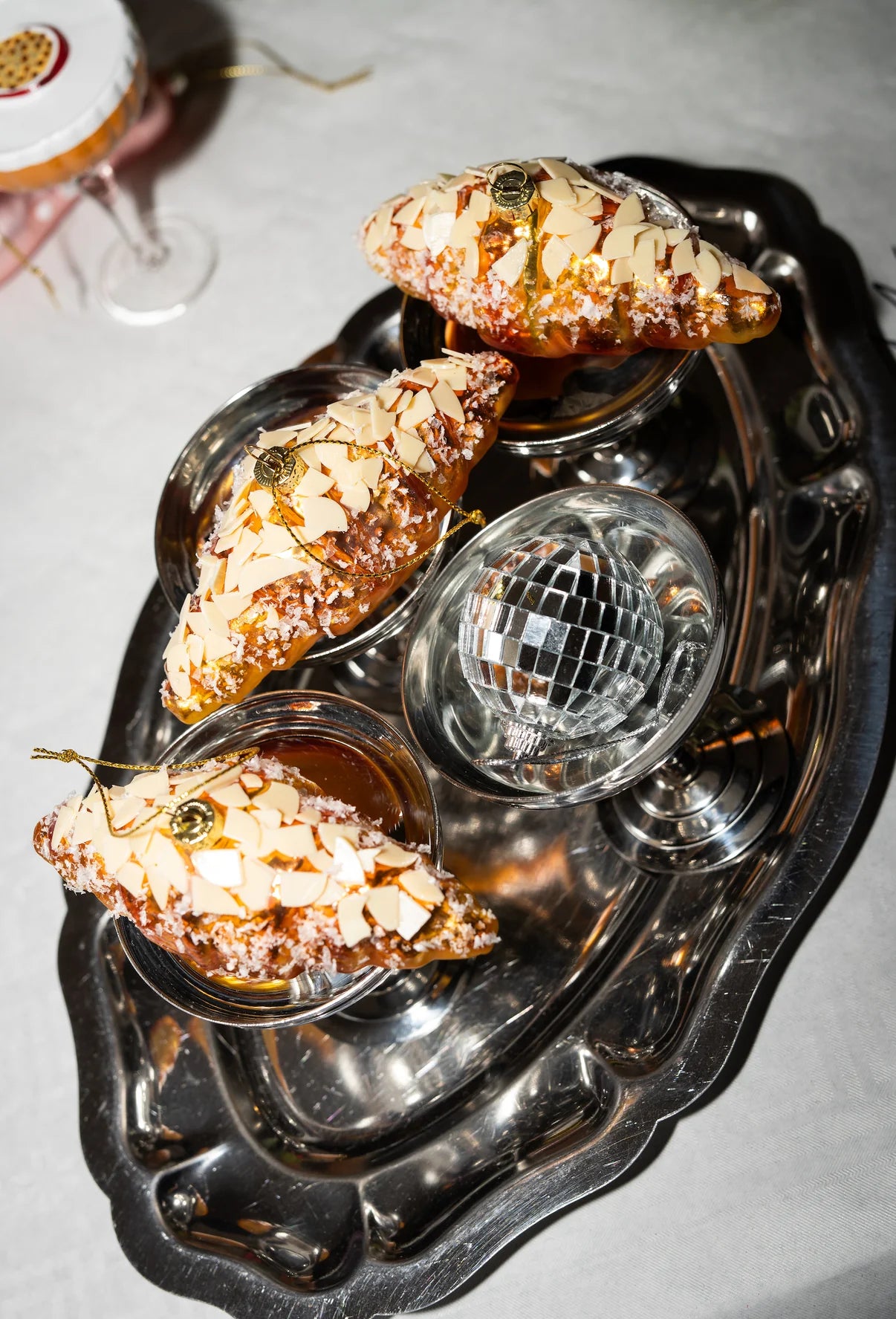 Amandelcroissant kerstornament Yup in de boom