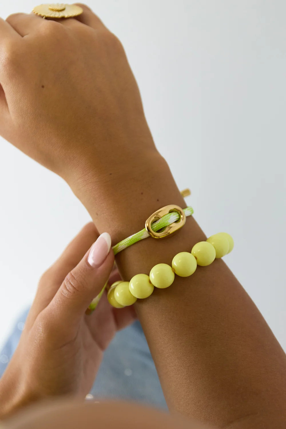 Kralen armband met gouden sluiting geel