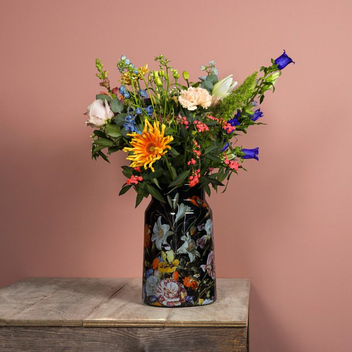 Vaas melkbus stilleven zwart